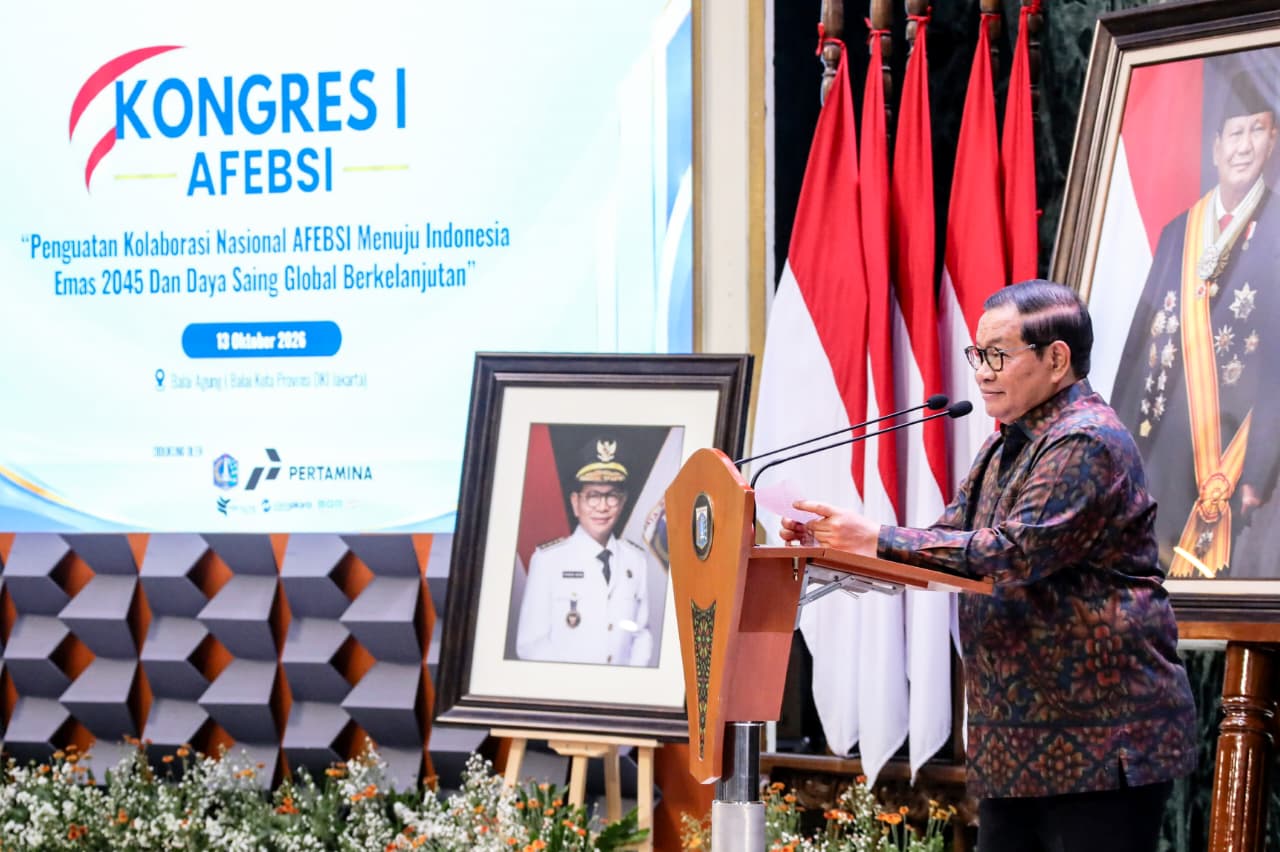 Gubernur DKI Jakarta Pramono Anung berpidato di podium Balai Agung, Balai Kota Jakarta, saat membuka Kongres I AFEBSI